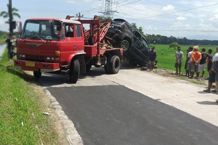 Proses evakuasi Toyota Fortuner yang mengalami kecelakaan tunggal di Jalan Ketawang-Kutoarjo, Kabupaten Purworejo pada Sabtu (14/01/2023).