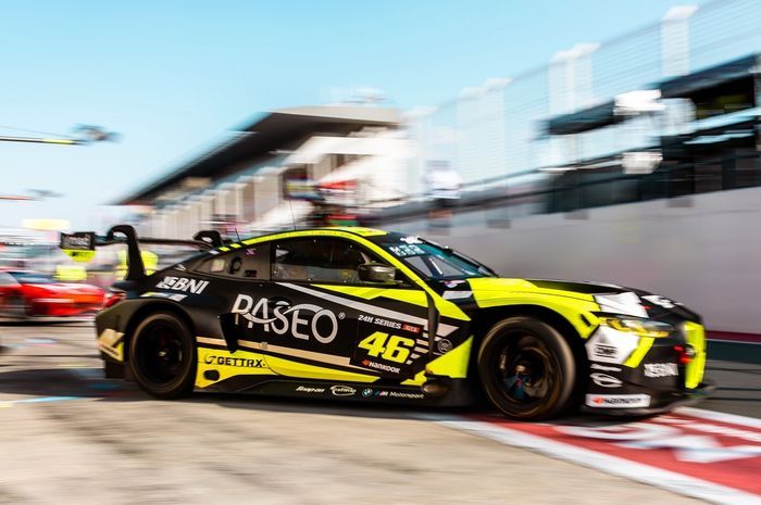 Valentino Rossi dan Sean Gelael yang tergabung dengan tim WRT 46 sukses raih podium tiga saat Dubai 24 Hours, 14-15 Januari 2023.