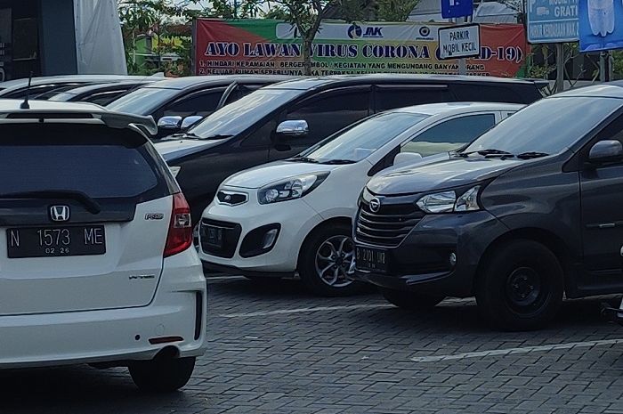 Sering parkir di luar ruangan bisa bikin bodi mobil cepat terlihat kusam