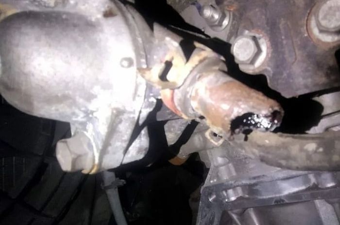 Penampakan pipa saluran pendingin Suzuki Splash hancur akibat korosi