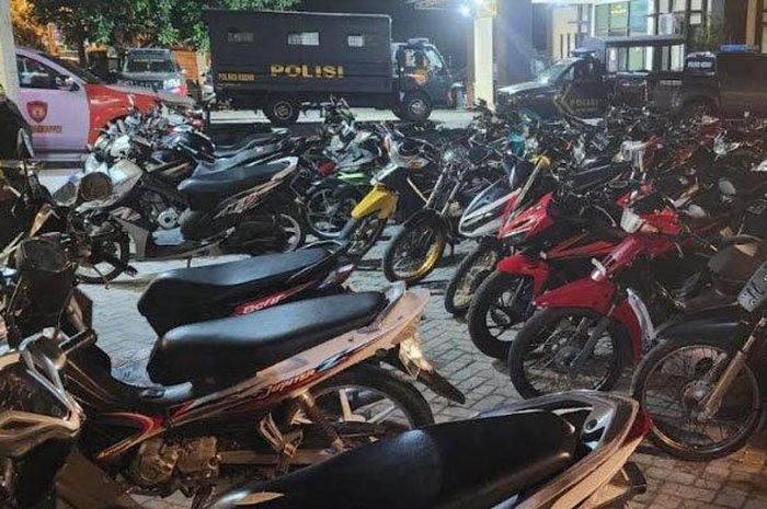 Puluhan motor yang diduga akan dipakai untuk balap liar di kawasan Simpang Lima Gumul (SLG) Kediri.