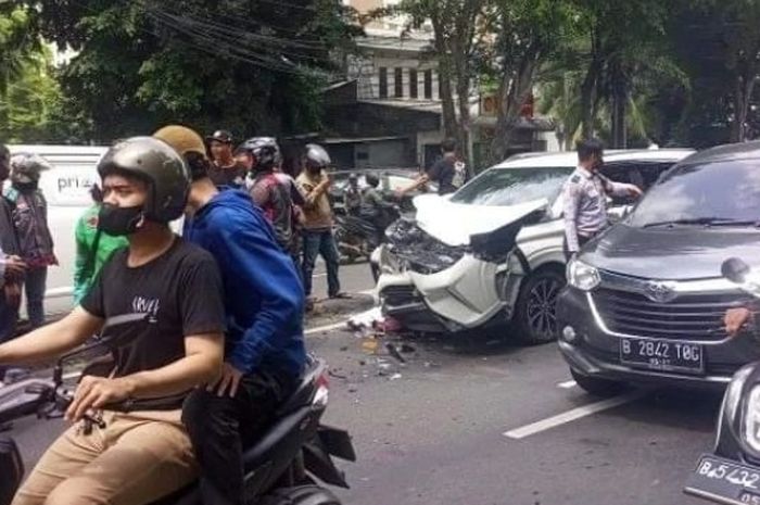 Kecelakaan yang terjadi di jalan Dr Suharjo, Tebet, Jakarta Selatan
