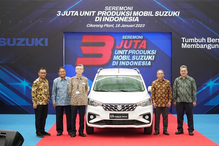 Shingo Sezaki, Soebronto Laras, Yudonendito, dan Mitra Bisnis berfoto bersama dalam acara seremoni pencapaian 3 juta unit produksi mobil di fasilitas produksi Suzuki Cikarang (16/1/2023)