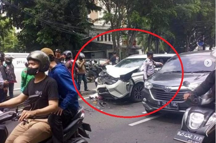 Toyota Avanza hancur, bodi depan rontok kesabet motor mental usai hantam pembatas jalan Dr Saharjo, Tebet, Jakarta Selatan