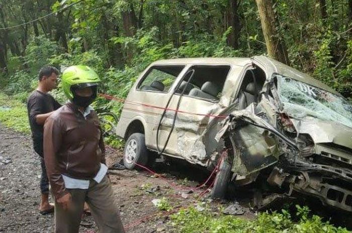 Kondisi KIA Pregio setelah terlibat adu banteng dengan truk Hino di Jalan Raya Baluran, Kecamatan Banyuputih, Kabupaten Situbondo, Rabu (18/1/2023) 