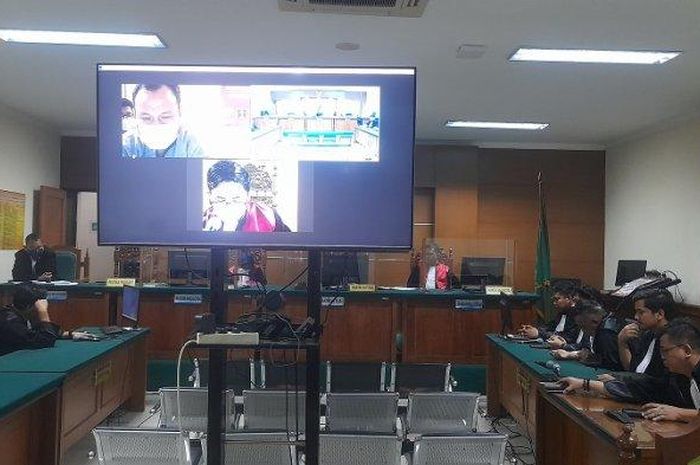 Sidang vonis hakim terhadap 4 terdakwa korupsi pajak kendaraan Rp 10,8 miliar di Samsat Kelapa Dua, Tangerang divonis 5 tahun penjara