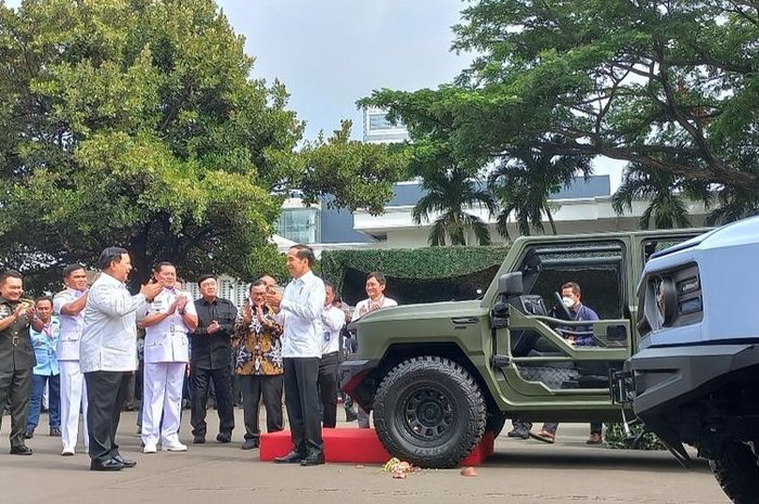 Presiden Jokowi beri nama 'maung' tiga mobil buatan PT Pindad yang akan jadi kendaraan operasional TNI