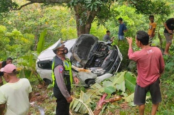 Daihatsu Ayla yang yang ditumpangi empat orang Rusia, terperosok ke jurang di Desa Tigawasa.