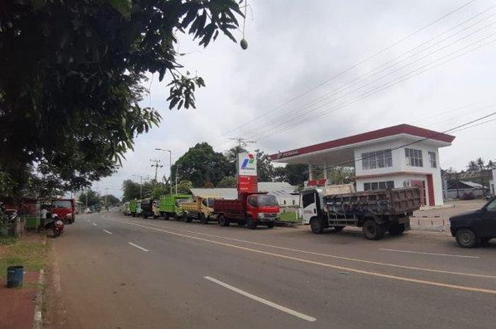 Antrean dump truck menunggu kiriman Solar di SPBU desa Darame, Morotai Selatan, Pulau Morotai, Maluku