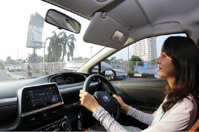 Ilustrasi, wanita mengemudikan mobil matic
