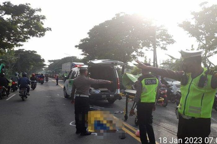 Proses evakuasi pengendara Honda Vario 125 tewas akibat terabas marka jalan garis sambung lalu disambut truk tangki di Duduksampeyan, Gresik, Jawa Timur