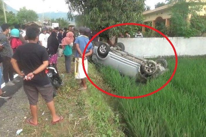Warga kerumuni Toyota Rush yang kayang di sawah setelah tabrak pemotor hingga tewas di desa Rea Timur, Binuang, Polewali Mandar, Sulawesi Barat