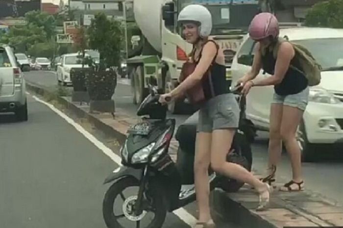 Banyak bule yang berkendara tidak sesuai aturan, ugal-ugalan dan tak pakai helm di jalanan Bali.