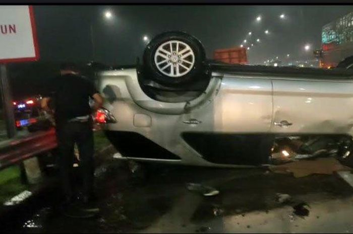 Kondisi Toyota Fortuner yang ditumpangi lima kades asal Boyolali terbalik di Tol Waru Sidoarjo.