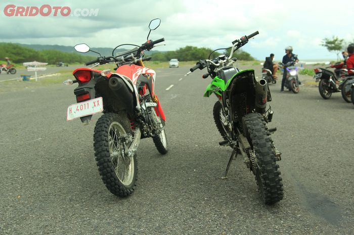 ilustrasi ban off-road di trek aspal