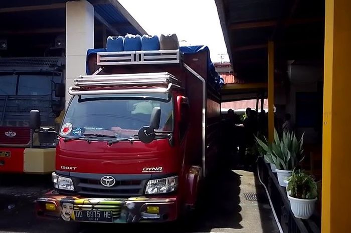 Polisi berhasil amankan Toyota Dyna yang kedapatan mengangkut ribuan liter Solar di Jalan Ratulangi, Kota Palopo, Rabu (18/01/2023).