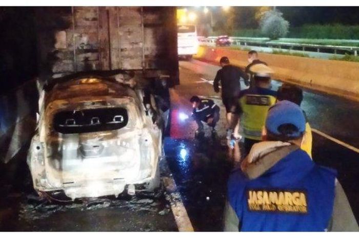 Kondisi Daihatsu Rocky yang seruduk bokon truk di Tol Sedyatmo, pada Minggu (22/01/2023) dini hari.