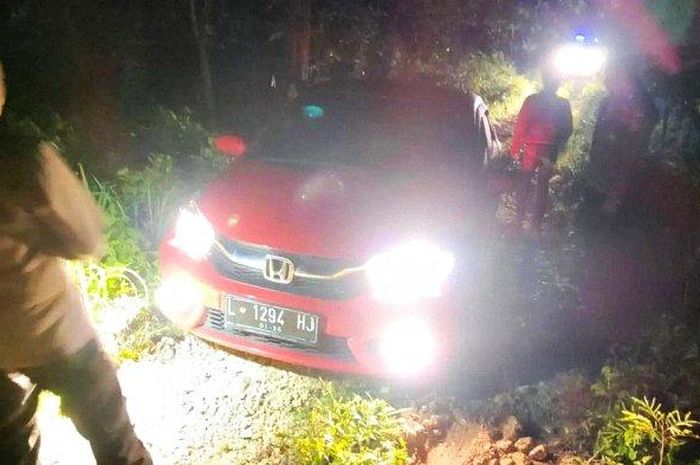 Honda Brio nyasar di hutan wilayah Gunungkidul, pada Minggu (22/01/2023) dini hari.