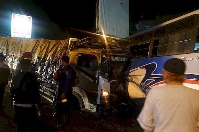 Gara-gara rem blong, truk tronton tabrak Patung Bima di Kabupaten Purwakarta.