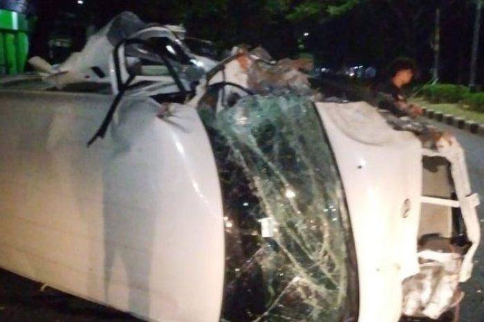 Daihatsu Gran Max berantakan dengan posisi terguling di Jalan Arteri Soekarno-Hatta, kota Semarang