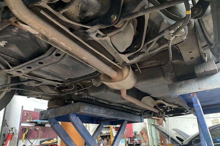 Ilustrasi knalpot mobil bocor.