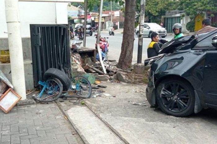 Innova Reborn terjang gerobak cilok sampai hancur di Ngaliyan Semarang