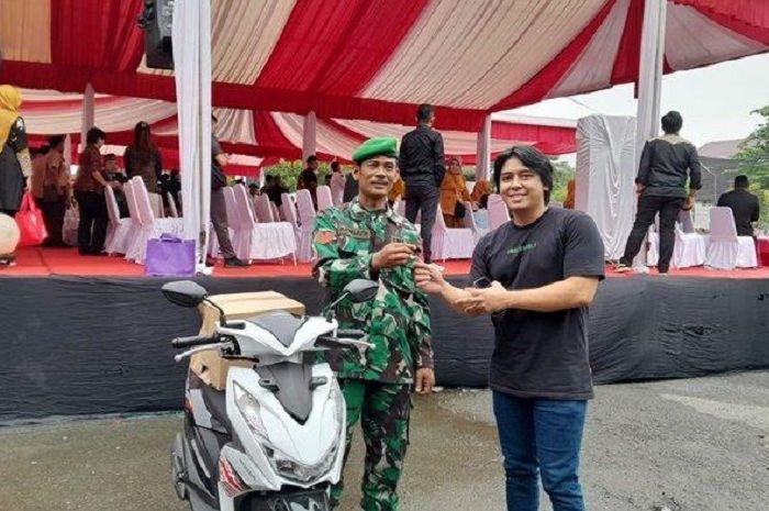 Kopka Azmiadi mendapat motor baru Honda BeAT sebagai apresiasi dari Wali Kota Samarinda, Andi Harun.