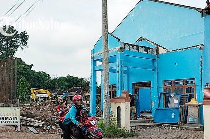 Pembongkaran gedung kantor Desa Kuwiran, Kecamatan Banyudono, Kabupaten Boyolali, Senin (23/1/2023). 