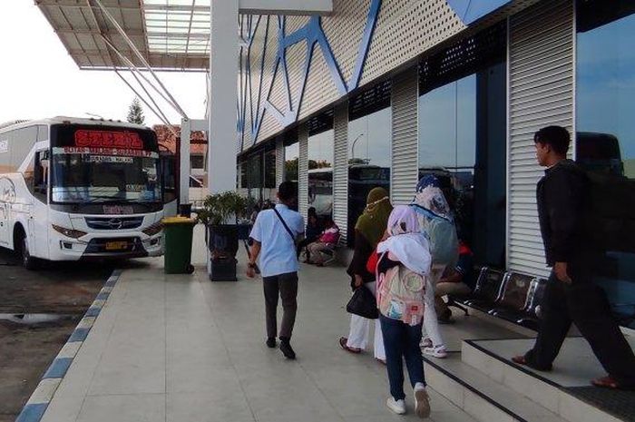 Sejumlah penumpang tiba di tempat pemberangkatan bus di Terminal Tipe A Patria Blitar, Senin (23/1/2023). 