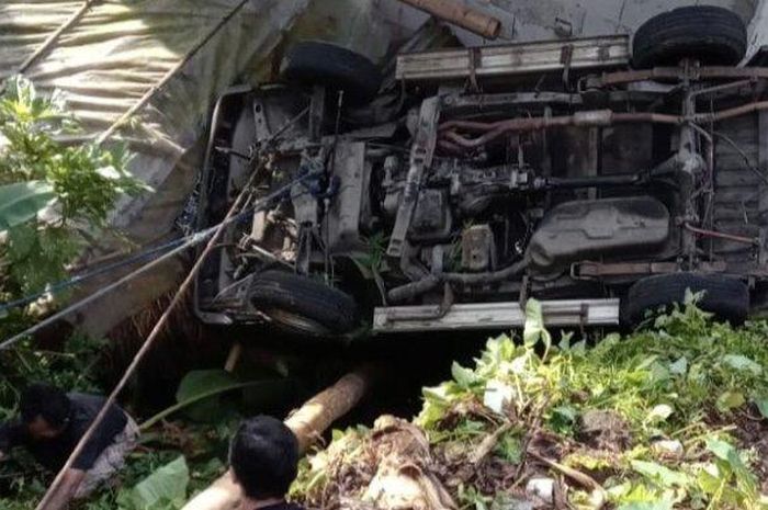 Daihatsu Zebra jumpalitan, terbalik akibat mesin mati di tanjakan desa Plumbon, Tawangmangu, Karanganyar, Jawa Tengah