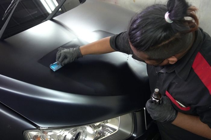Ilustrasi coating bodi mobil dengan Topcoat Crystal Polymer.