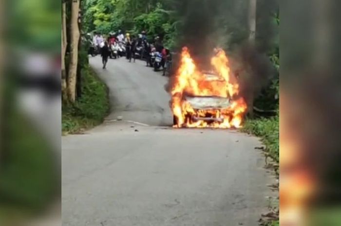 Wuling Confero terbakar habis di Murhum, kota Baubau, Sulawesi Selatan