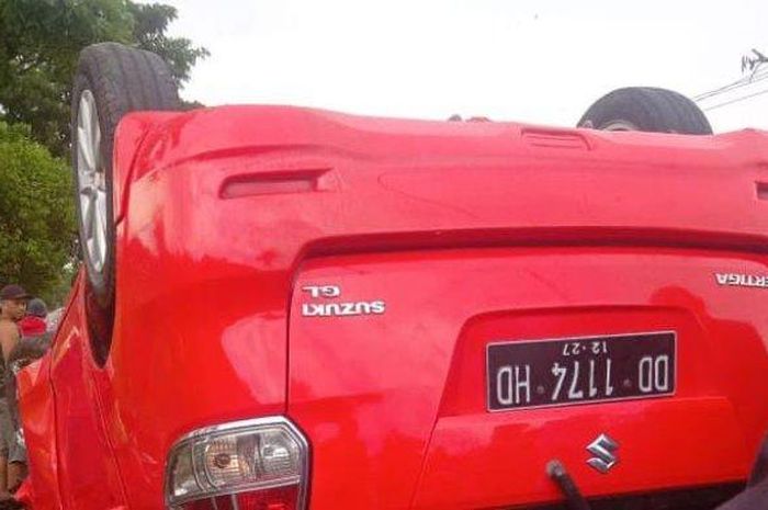 Suzuki Ertiga terbalik di Katangka, Batukaropa, Rilau Ale, Bulukumba, Sulawesi Selatan