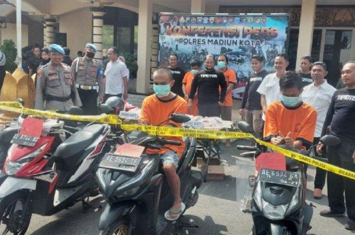 Pelaku pencurian motor yang ditangkap jajaran Polres Madiun Kota, Honda Vario dan BeAT jadi barang bukti.