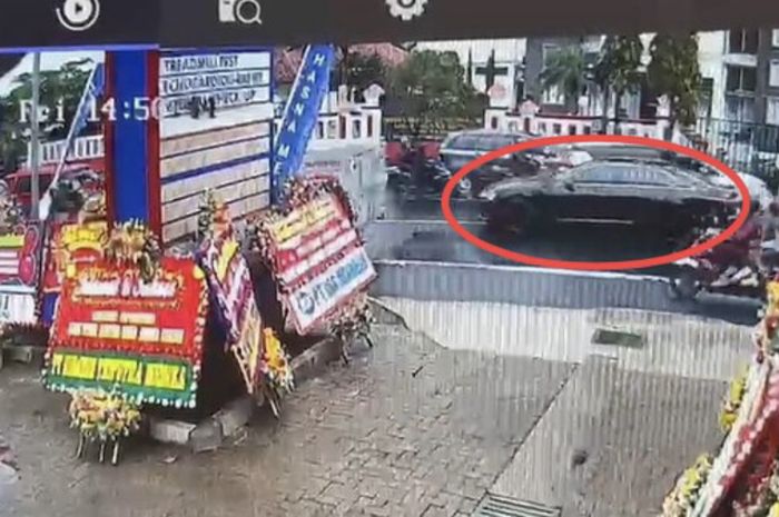 Foto bukti Audi A8 hitam yang disebut polisi sebagai pelaku tabrak lari di Cianjur.