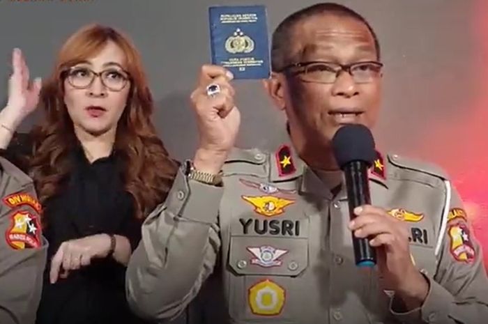 Dirregident Korlantas Polri, Brigjen Yusri Yunus menunjukan bentuk BPKB Elektronik terbaru