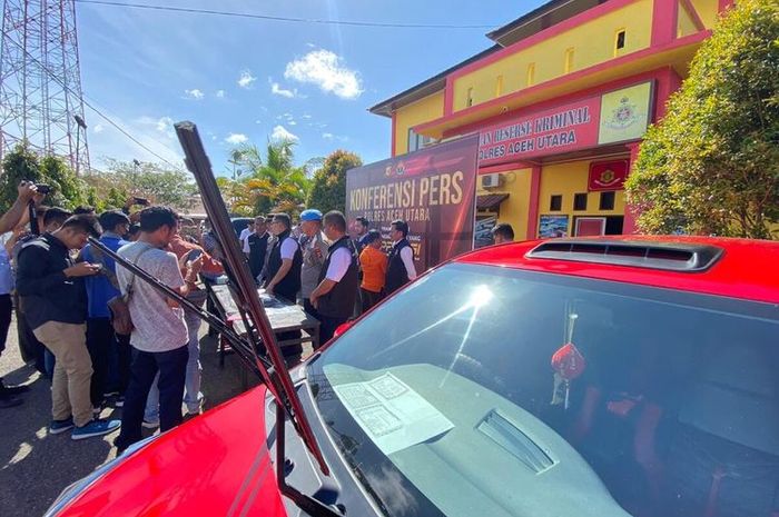 Konferensi pers Polres Aceh Utara kasus pria kabur dari Polsek lalu tabrak Wakapolsek Baktiya menggunakan Toyota Calya