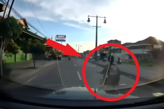 Seorang remaja yang mengendarai Honda Astrea Grand memotong jalan Solo-Yogyakarta.