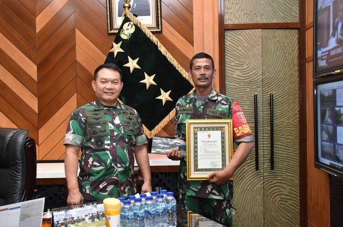 Anggota Babinsa Koramil 02/Sungai Pinang, Kopka Azmiadi diberi penghargaan kenaikan pangkat Jadi Serda oleh KSAD, Jenderal Dudung Abdurachman
