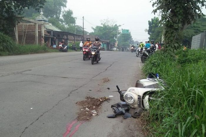 Skutik Scoopy korban hancur setelah terlibat kecelakaan