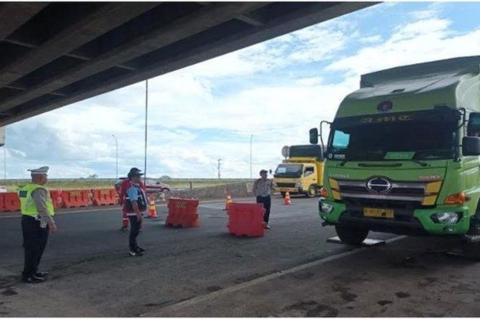 Kendaraan ODOL bakal diminta putar balik dan dilarang masuk Jalan Tol Kayuagung-Palembang.