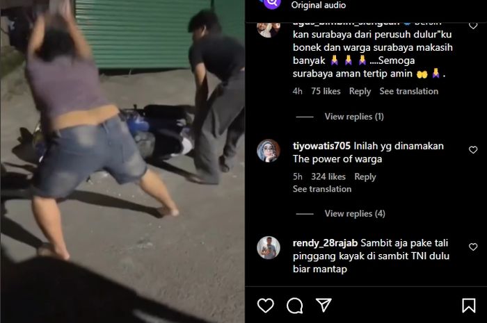 Sejumlah warga Kota Sruabaya tangkap anggota geng motor, tapi yang diamuk malah motornya.