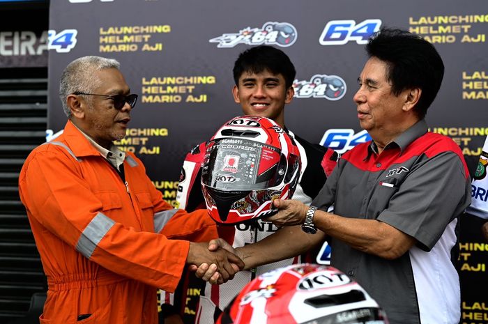 Mario Aji pamer helm untuk Moto3 2023