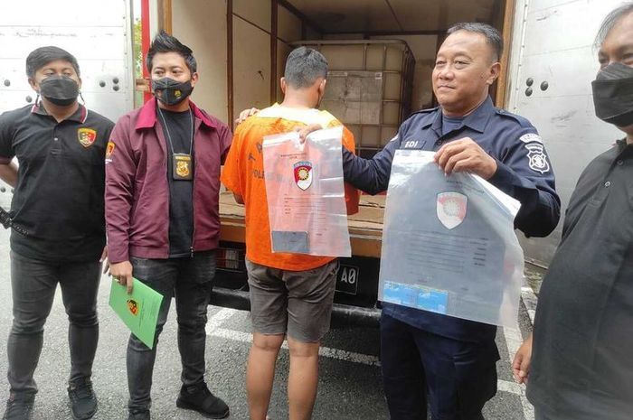 Aksi truk boks modifikasi yang kuras Solar di SPBU Gunung Malang dihentikan oleh polisi.