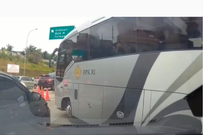 Bus bertuliskan BPK RI potong lajur banjir komentar dari Nitizen