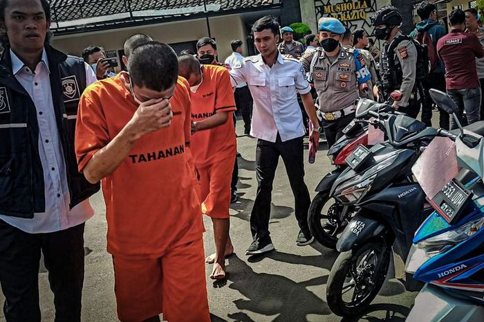 Empat anggota geng motor GBR yang membacok dua pemotor di Cimahi, Jawa Barat digelandang Polisi