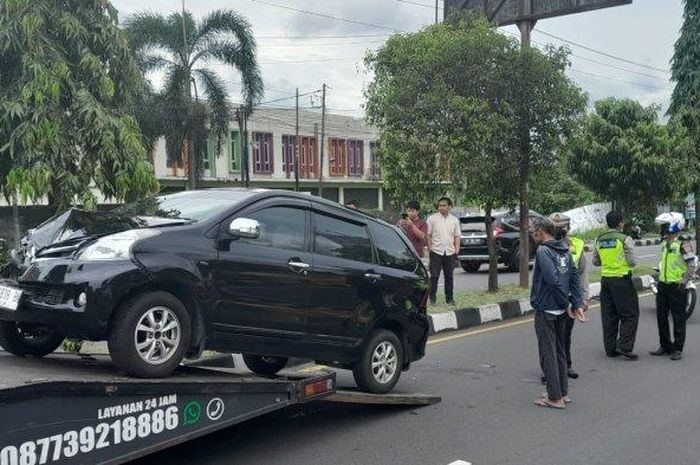 Petugas Kepolisian mengevakuasi kendaraan yang terlibat kecelakaan di Ringroad Utara Sleman, Jumat (27/01/2023).