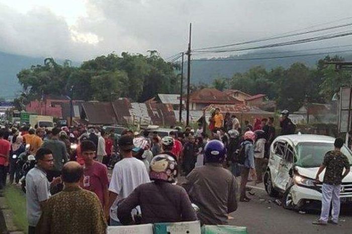 Truk pakan ayam terjang 8 kendaraan di turunan Panyalaian Sumbar