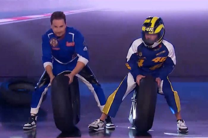 Jorge Lorenzo dansa bareng 'Valentino Rossi' di sebuah acara TV