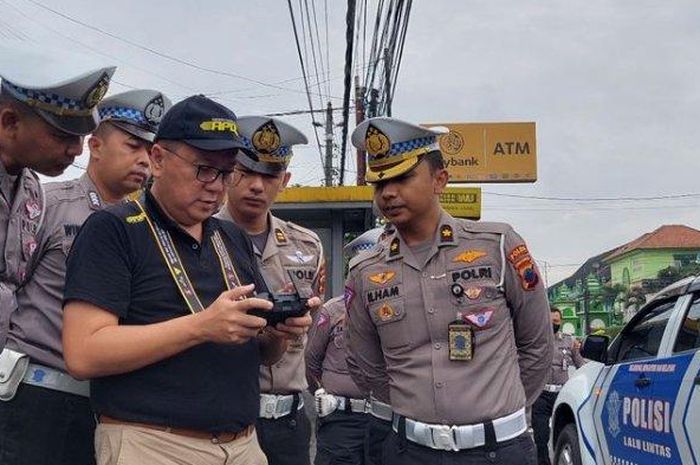 Anggota Ditlantas Polda Jateng melihat pengoperasian drone untuk memantau arus lalu lintas. 